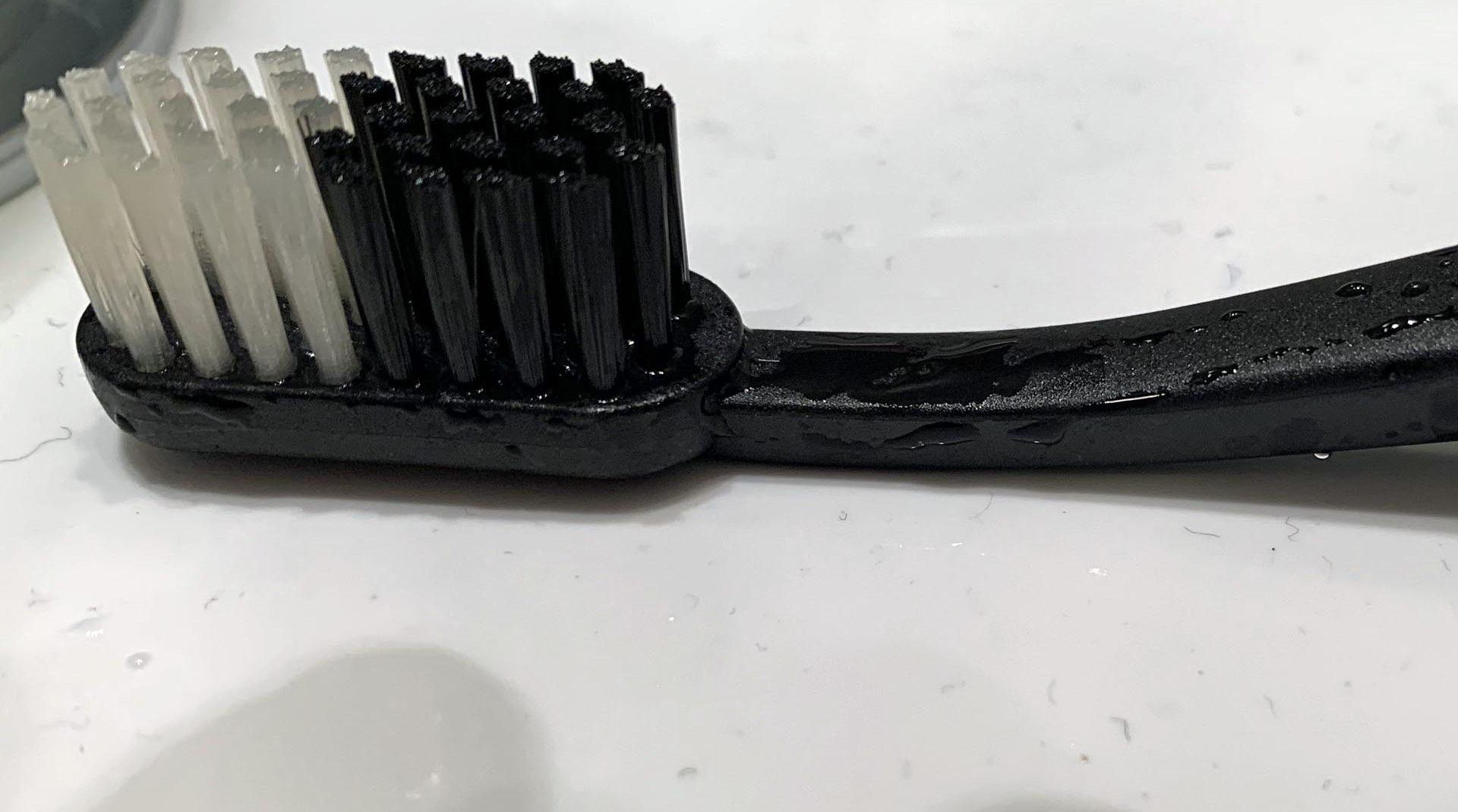 Een zwarte tandenborstel