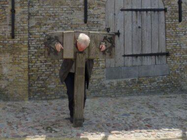 Schandpaal, dat hadden ze eerder moeten doen