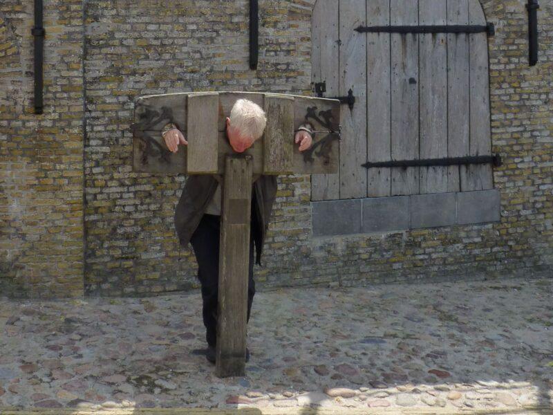 Schandpaal, dat hadden ze eerder moeten doen